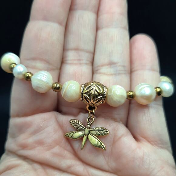 Baroque Pearl Beaded Bracelet Artisan Made Gold Tone Dragonfly Charm Stretch NEW - Picture 5 of 11